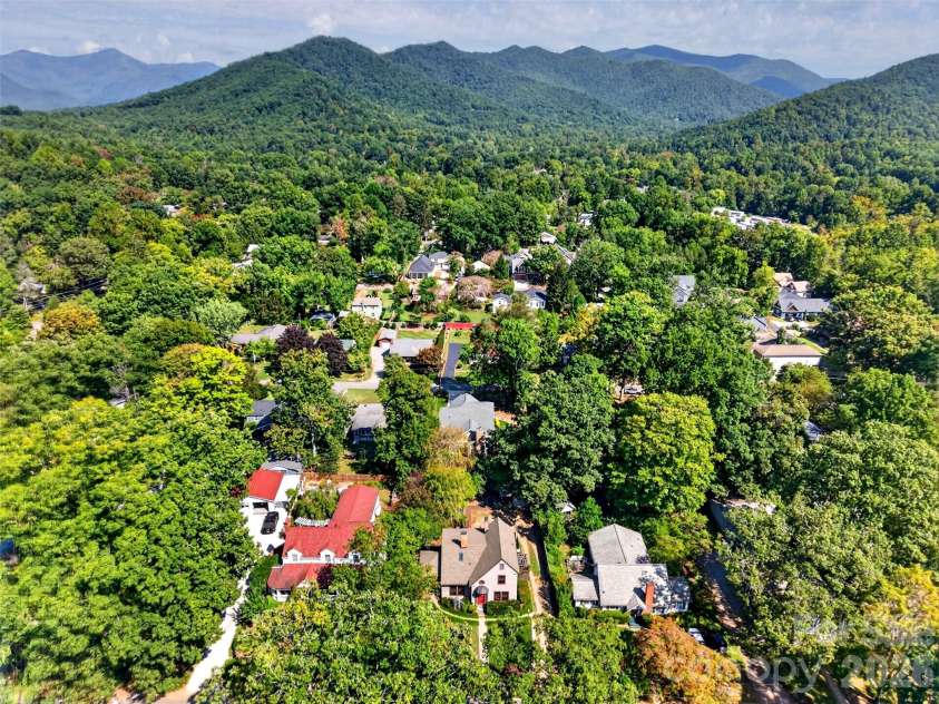109 1st Street, Black Mountain, NC 28711.  MLS# CAR4426638, YatesRealty ID 52457. 