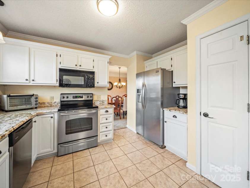 12708 Hollyhock Lane, Huntersville, NC 28078.  MLS# CAR4241322, YatesRealty ID 5246. Kitchen