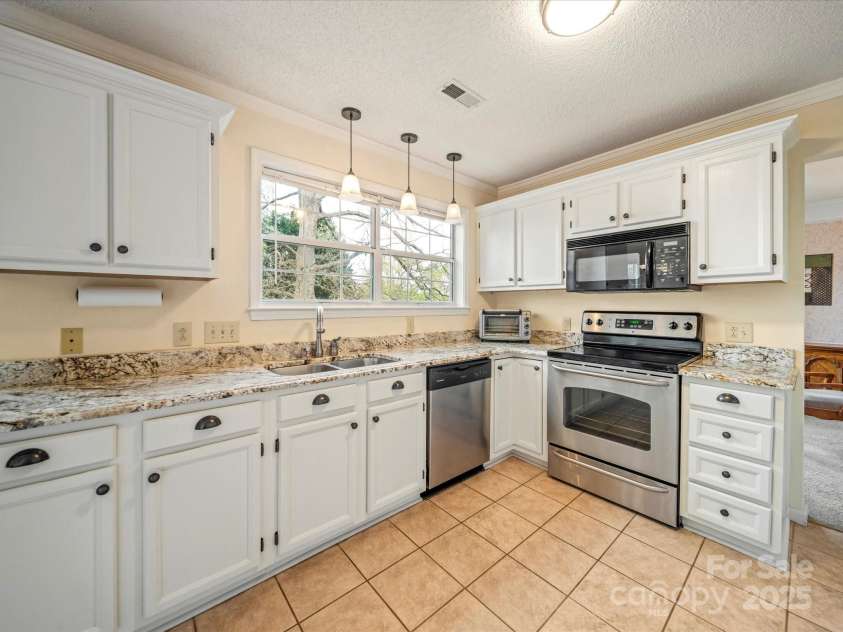 12708 Hollyhock Lane, Huntersville, NC 28078.  MLS# CAR4241322, YatesRealty ID 5246. Kitchen