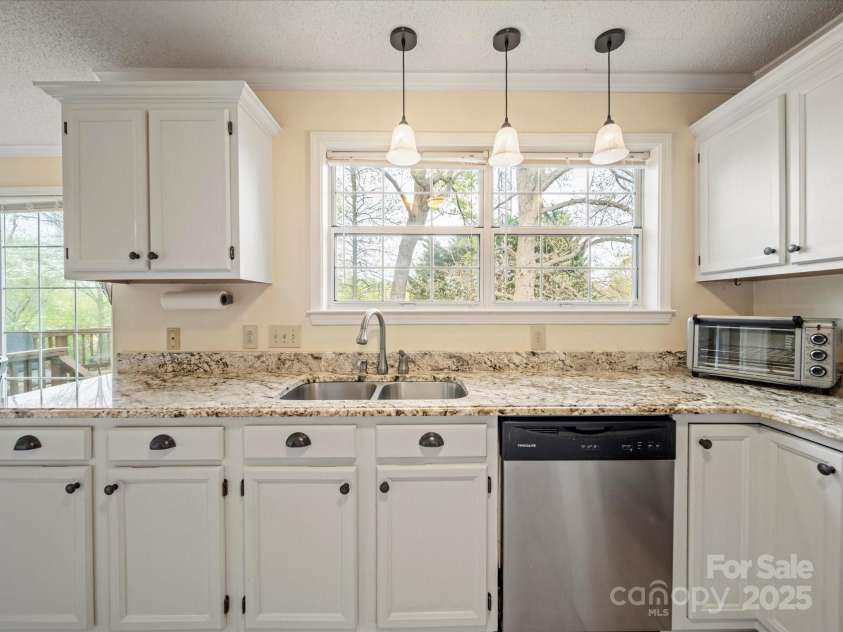 12708 Hollyhock Lane, Huntersville, NC 28078.  MLS# CAR4241322, YatesRealty ID 5246. Kitchen