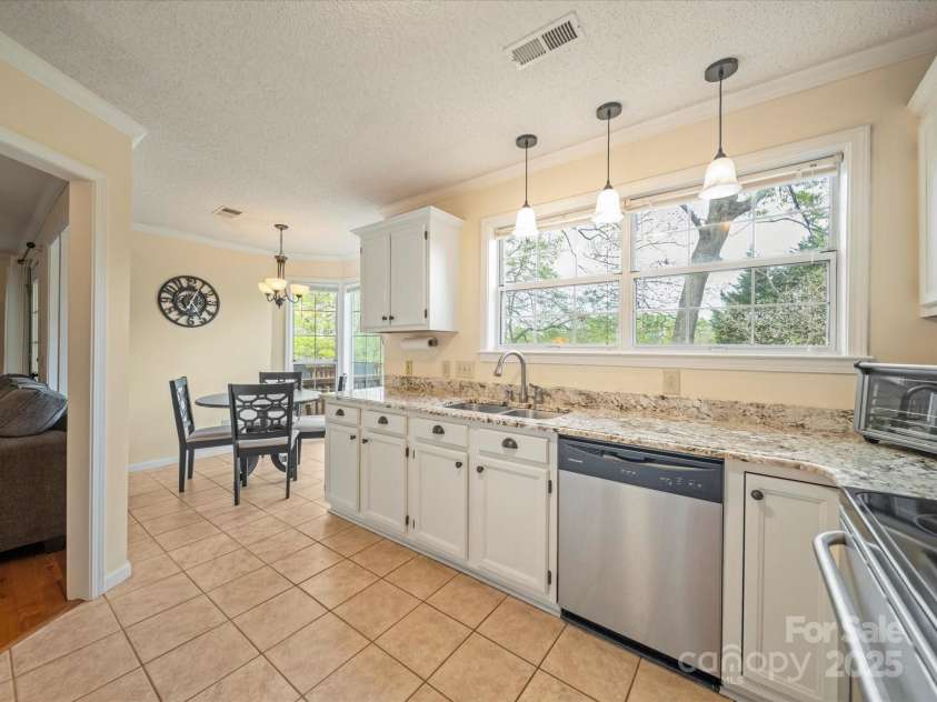 12708 Hollyhock Lane, Huntersville, NC 28078.  MLS# CAR4241322, YatesRealty ID 5246. Kitchen