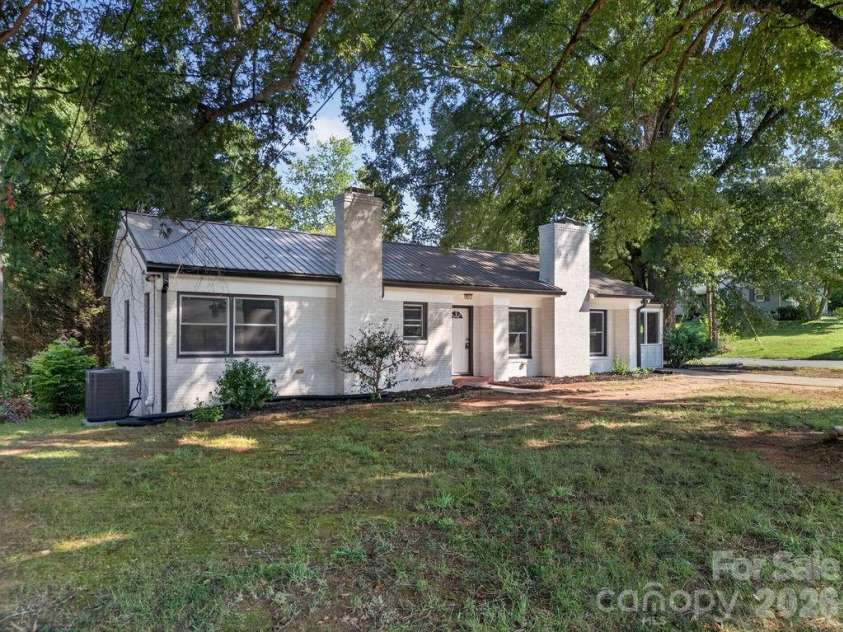 425 Roberts Street, Salisbury, NC 28144.  MLS# CAR4423175, YatesRealty ID 52463. 