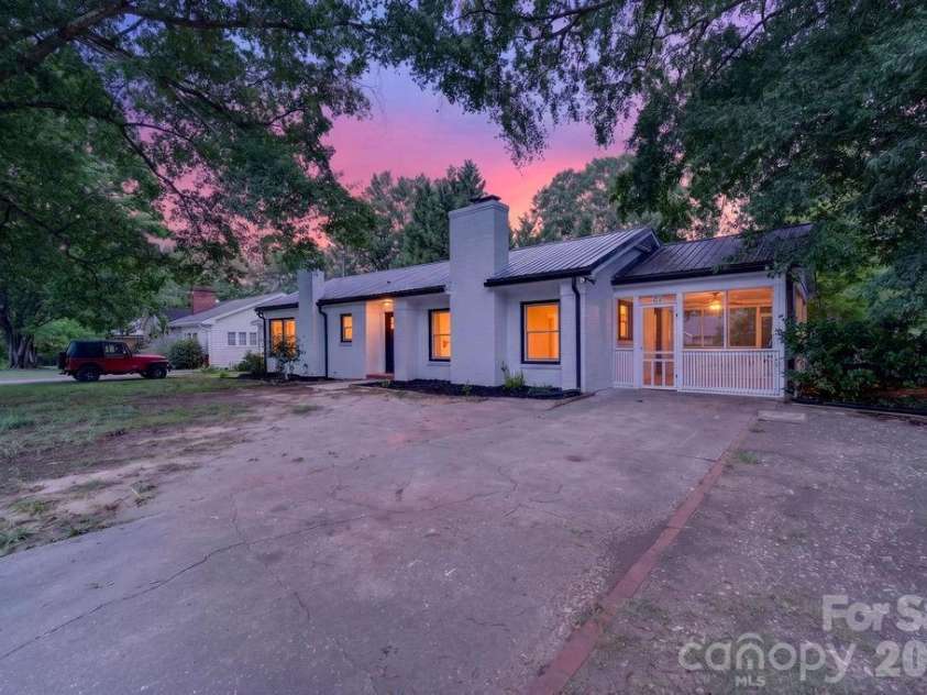 425 Roberts Street, Salisbury, NC 28144.  MLS# CAR4423175, YatesRealty ID 52463. 