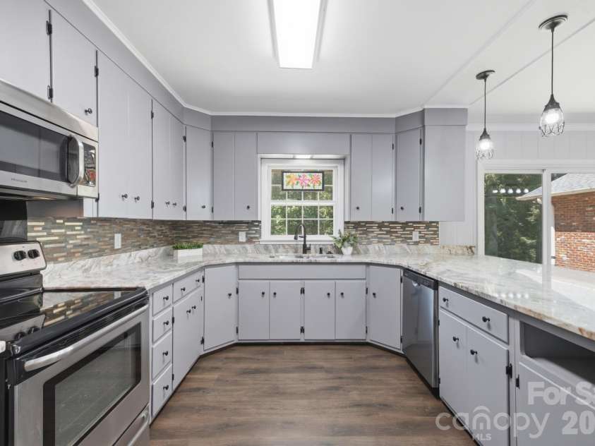 935 Ridgewood Drive, Lenoir, NC 28645.  MLS# CAR4423060, YatesRealty ID 52468. 