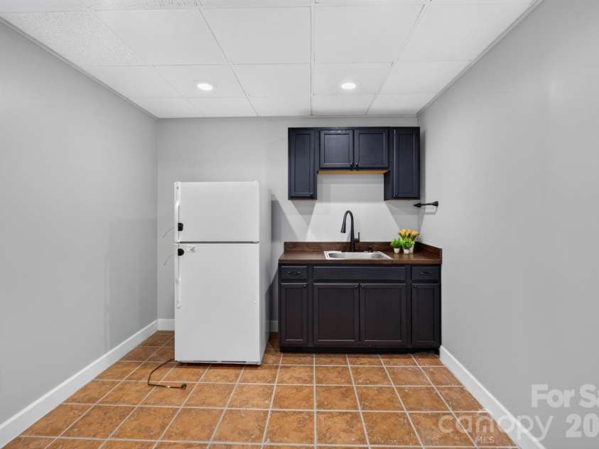 935 Ridgewood Drive, Lenoir, NC 28645.  MLS# CAR4423060, YatesRealty ID 52468. 