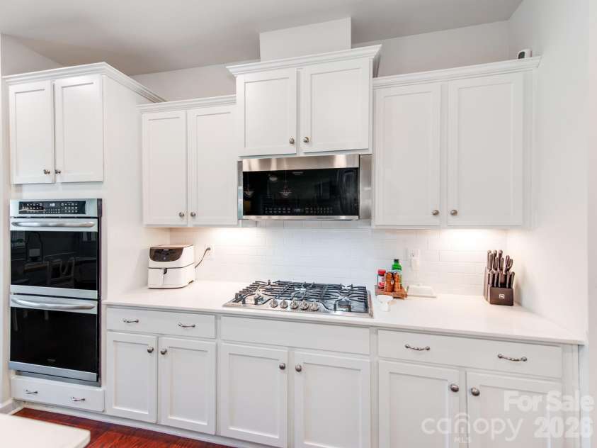 12110 Westbranch Parkway, Davidson, NC 28036.  MLS# CAR4423144, YatesRealty ID 52469. Double oven & gas cooktop