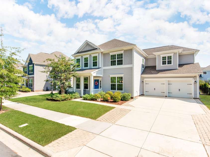 12110 Westbranch Parkway, Davidson, NC 28036.  MLS# CAR4423144, YatesRealty ID 52469. Large driveway