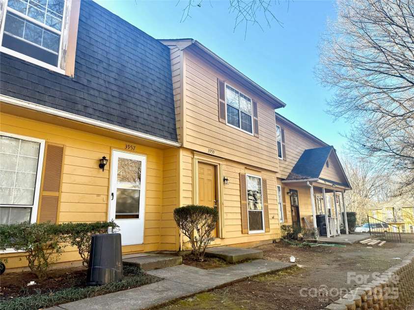 3959 Briarhill Drive, Charlotte, NC 28215.  MLS# CAR4214956, YatesRealty ID 5247. 3959 Briarhill Dr.