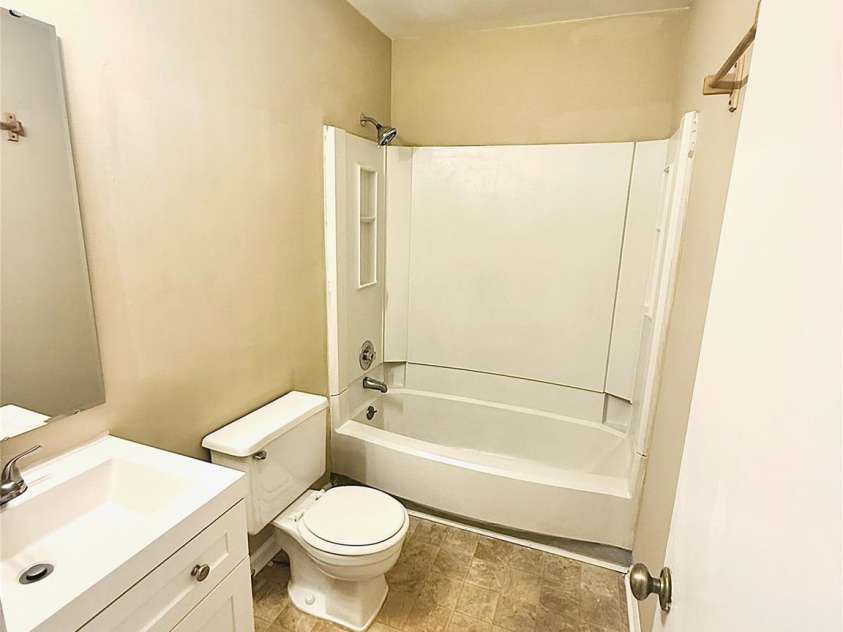 3959 Briarhill Drive, Charlotte, NC 28215.  MLS# CAR4214956, YatesRealty ID 5247. Bathroom Upstairs