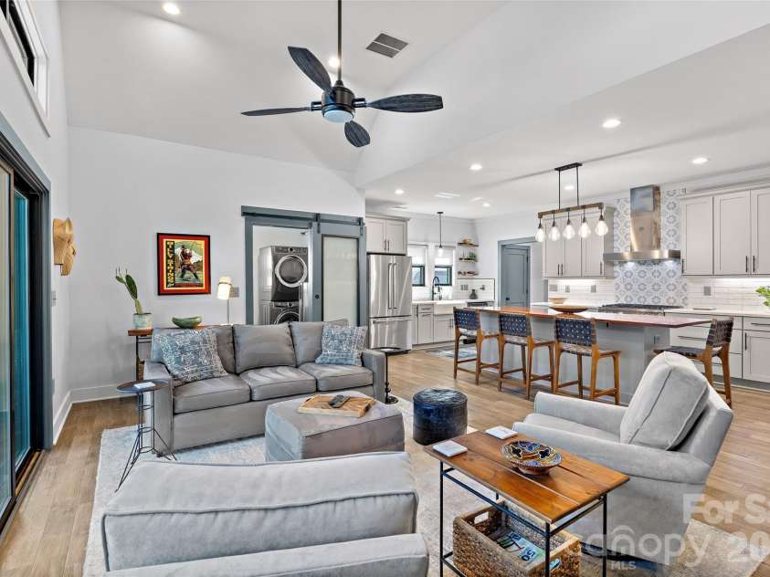1518 Ivey Drive, Charlotte, NC 28205.  MLS# CAR4420824, YatesRealty ID 52474. 