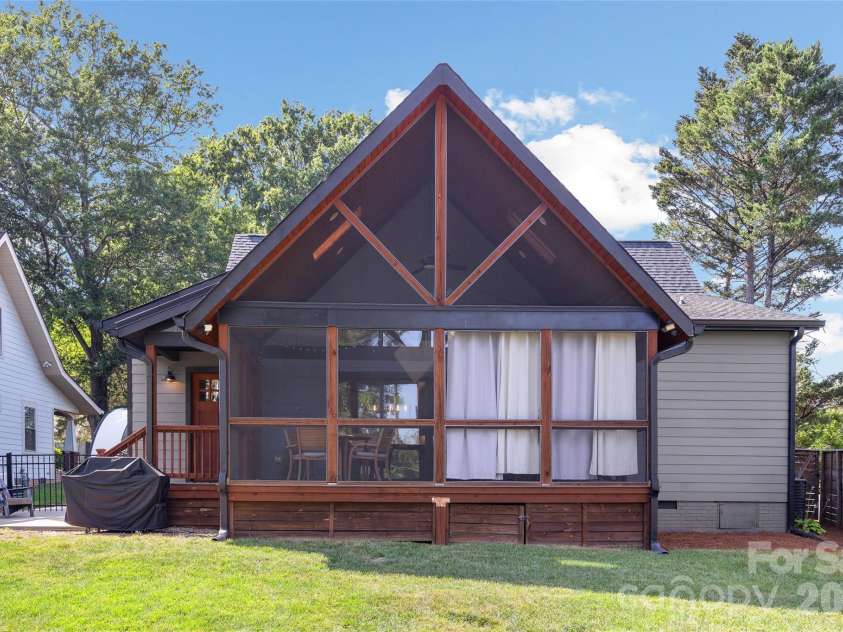 1518 Ivey Drive, Charlotte, NC 28205.  MLS# CAR4420824, YatesRealty ID 52474. 