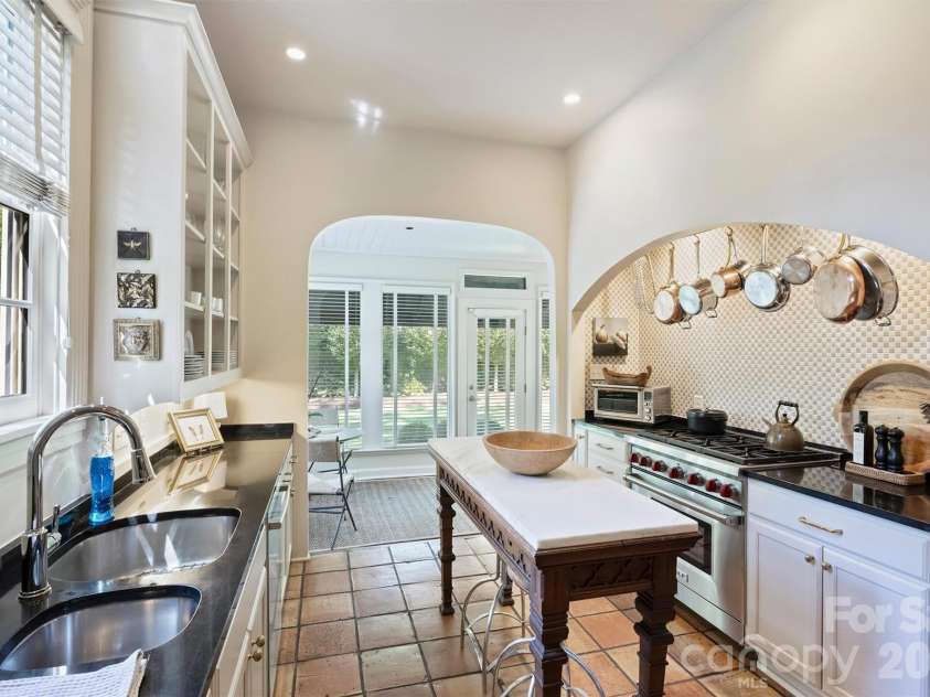 1820 Dilworth Road, Charlotte, NC 28203.  MLS# CAR4417489, YatesRealty ID 52477. 