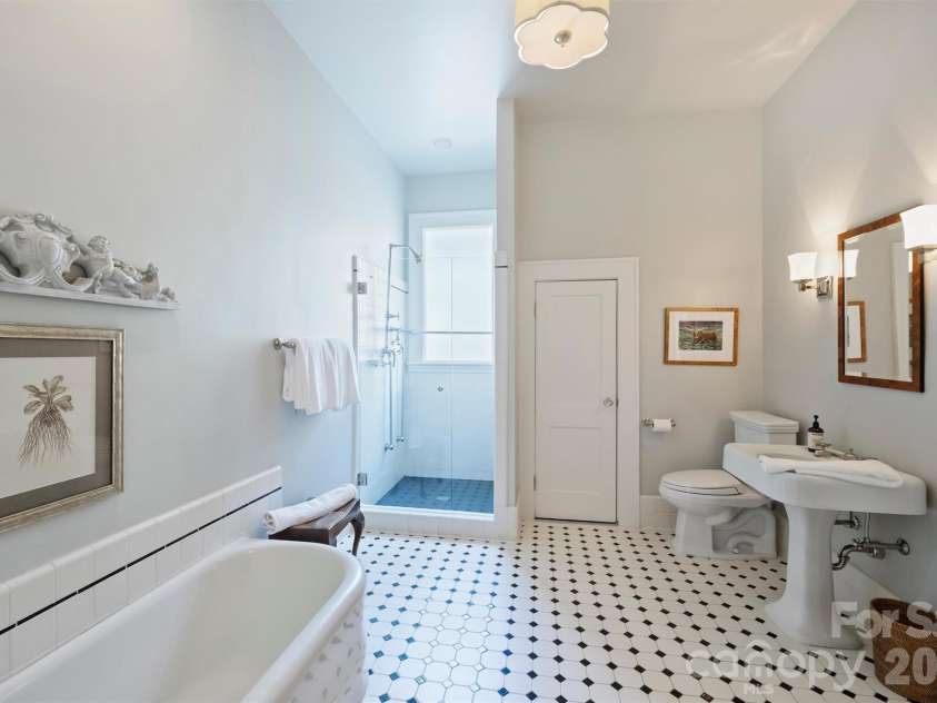 1820 Dilworth Road, Charlotte, NC 28203.  MLS# CAR4417489, YatesRealty ID 52477. 