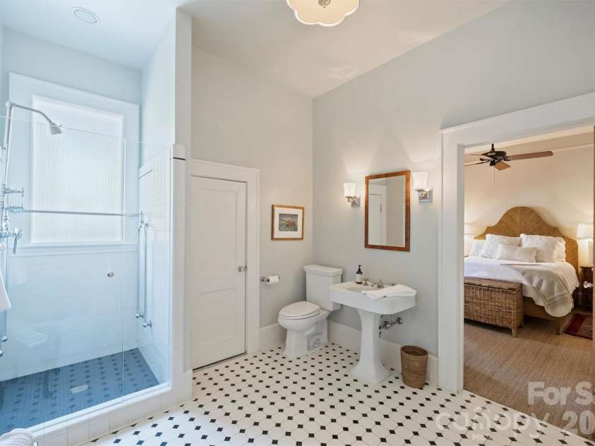 1820 Dilworth Road, Charlotte, NC 28203.  MLS# CAR4417489, YatesRealty ID 52477. 