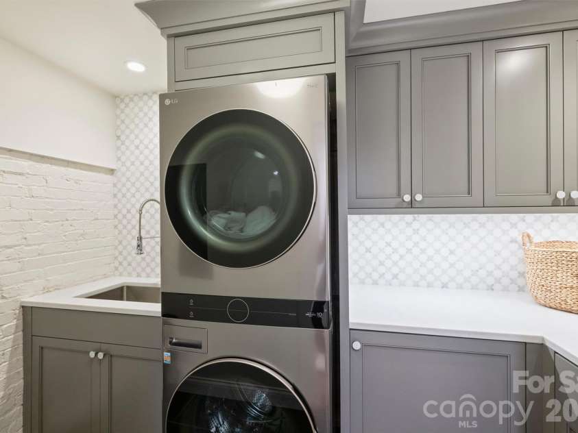 1820 Dilworth Road, Charlotte, NC 28203.  MLS# CAR4417489, YatesRealty ID 52477. 