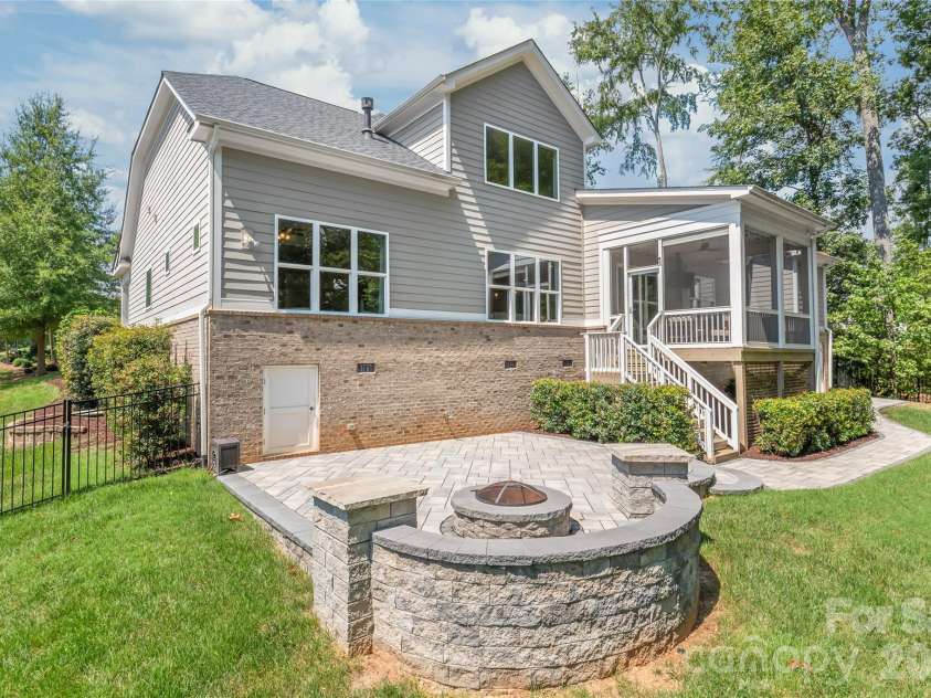229 South Shore Drive, Belmont, NC 28012.  MLS# CAR4414792, YatesRealty ID 52478. 