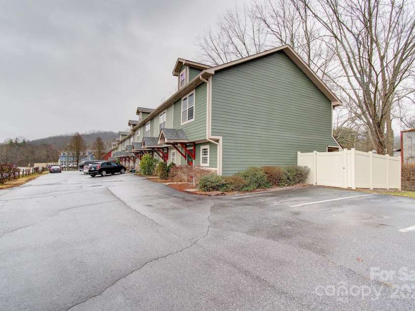 15 Lees Creek Road, Asheville, NC 28806.  MLS# CAR4330522, YatesRealty ID 5248. 