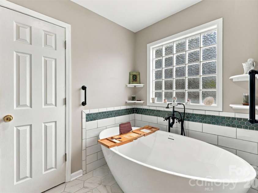 104 Felix Lane, York, SC 29745.  MLS# CAR4424734, YatesRealty ID 52480. Primary Bathroom