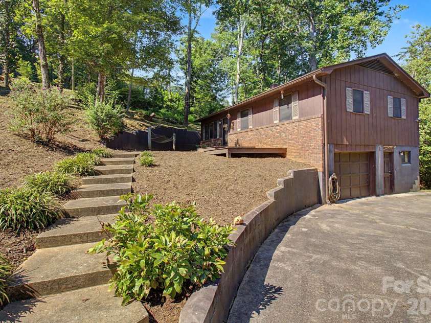 21 Coffey Circle, Asheville, NC 28806.  MLS# CAR4424466, YatesRealty ID 52488. 