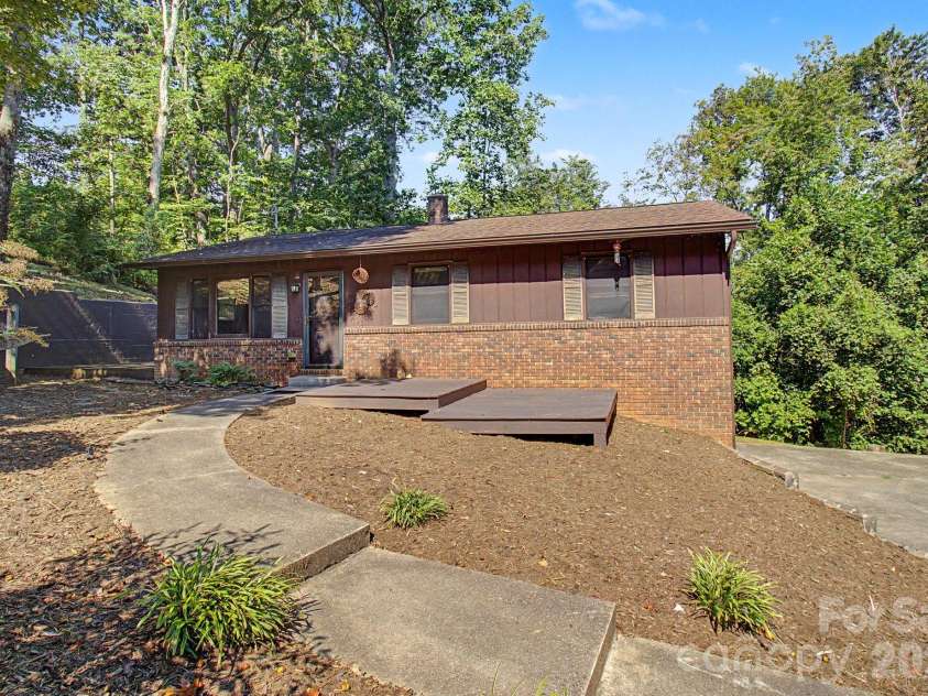 21 Coffey Circle, Asheville, NC 28806.  MLS# CAR4424466, YatesRealty ID 52488. 