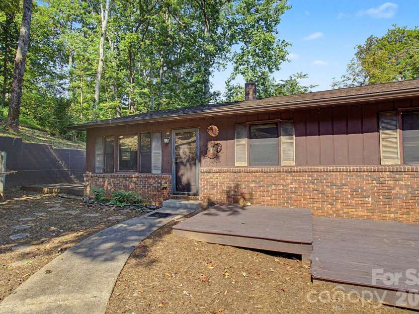 21 Coffey Circle, Asheville, NC 28806.  MLS# CAR4424466, YatesRealty ID 52488. 