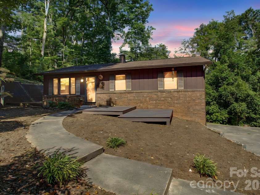 21 Coffey Circle, Asheville, NC 28806.  MLS# CAR4424466, YatesRealty ID 52488. 