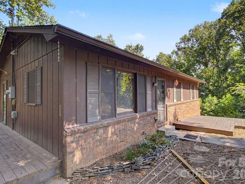 21 Coffey Circle, Asheville, NC 28806.  MLS# CAR4424466, YatesRealty ID 52488. 