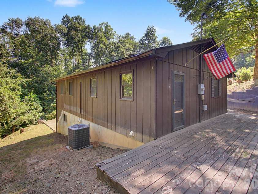 21 Coffey Circle, Asheville, NC 28806.  MLS# CAR4424466, YatesRealty ID 52488. 