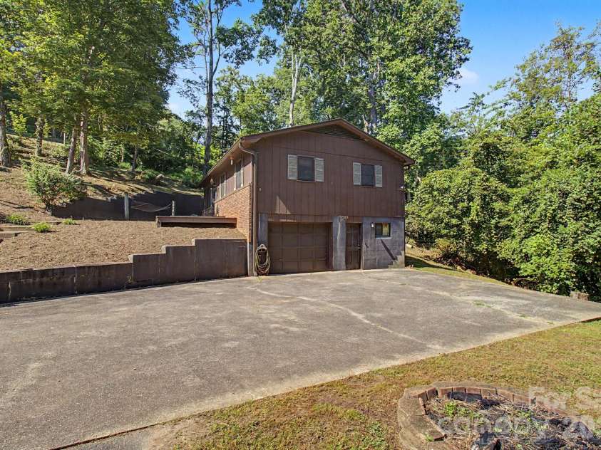 21 Coffey Circle, Asheville, NC 28806.  MLS# CAR4424466, YatesRealty ID 52488. 