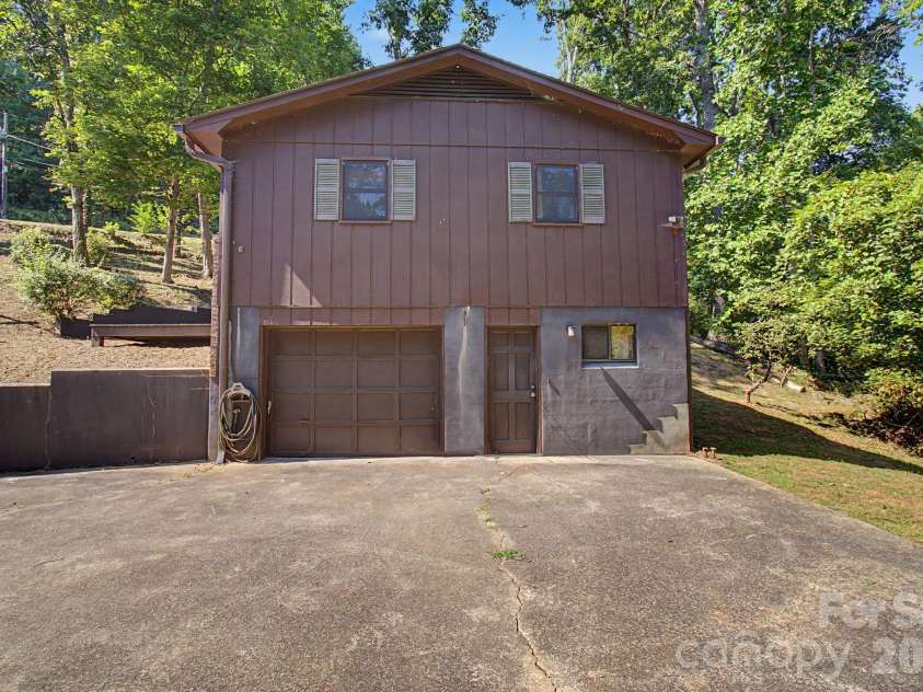 21 Coffey Circle, Asheville, NC 28806.  MLS# CAR4424466, YatesRealty ID 52488. 