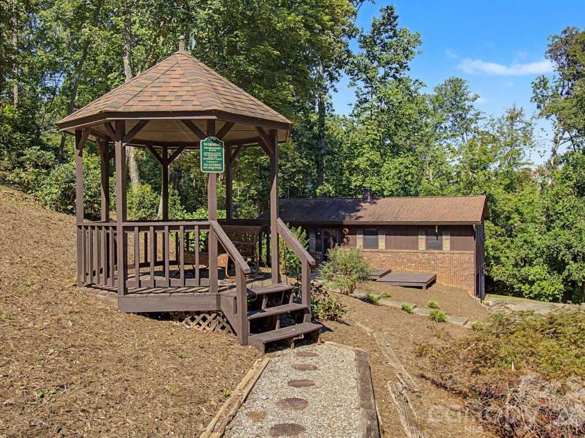 21 Coffey Circle, Asheville, NC 28806.  MLS# CAR4424466, YatesRealty ID 52488. 
