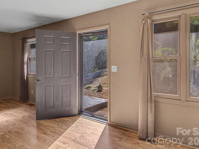21 Coffey Circle, Asheville, NC 28806.  MLS# CAR4424466, YatesRealty ID 52488. 