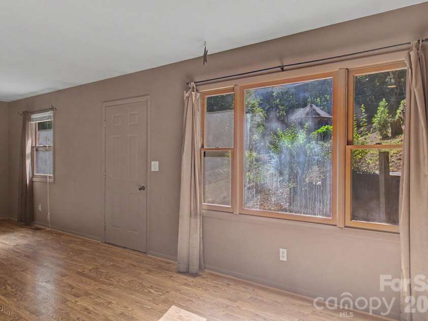 21 Coffey Circle, Asheville, NC 28806.  MLS# CAR4424466, YatesRealty ID 52488. 
