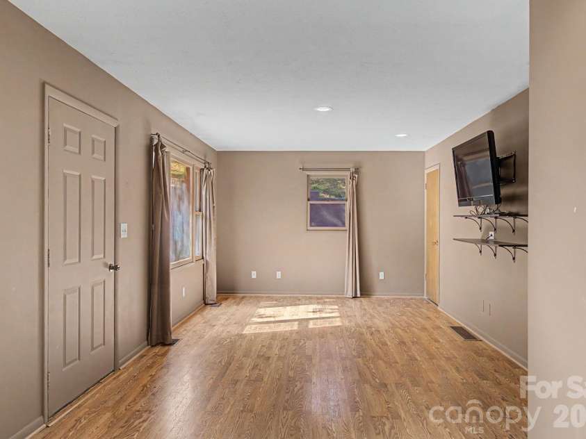 21 Coffey Circle, Asheville, NC 28806.  MLS# CAR4424466, YatesRealty ID 52488. 