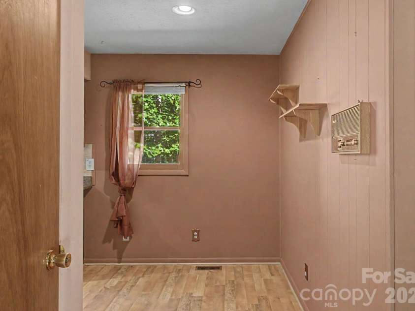21 Coffey Circle, Asheville, NC 28806.  MLS# CAR4424466, YatesRealty ID 52488. 