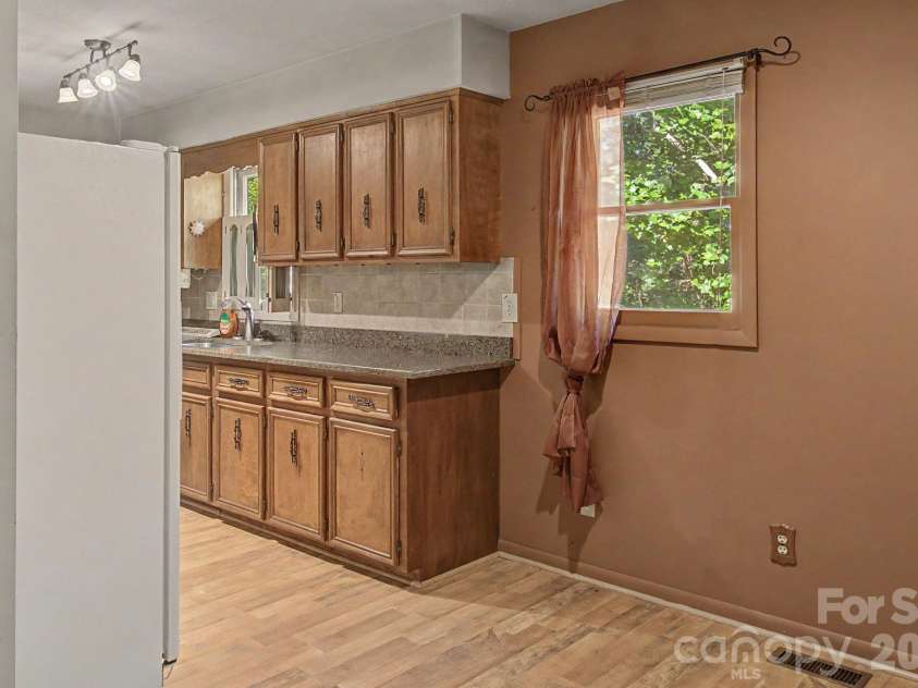 21 Coffey Circle, Asheville, NC 28806.  MLS# CAR4424466, YatesRealty ID 52488. 
