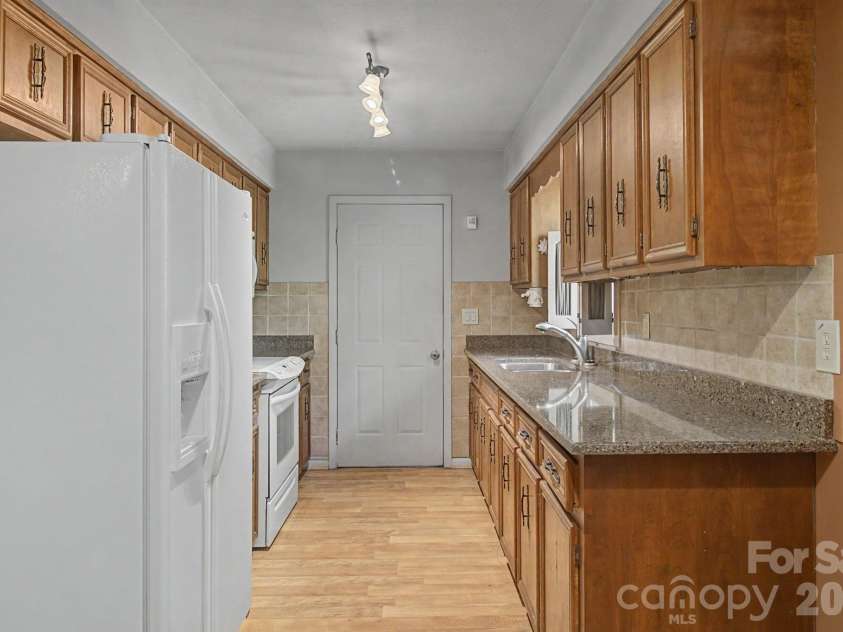 21 Coffey Circle, Asheville, NC 28806.  MLS# CAR4424466, YatesRealty ID 52488. 