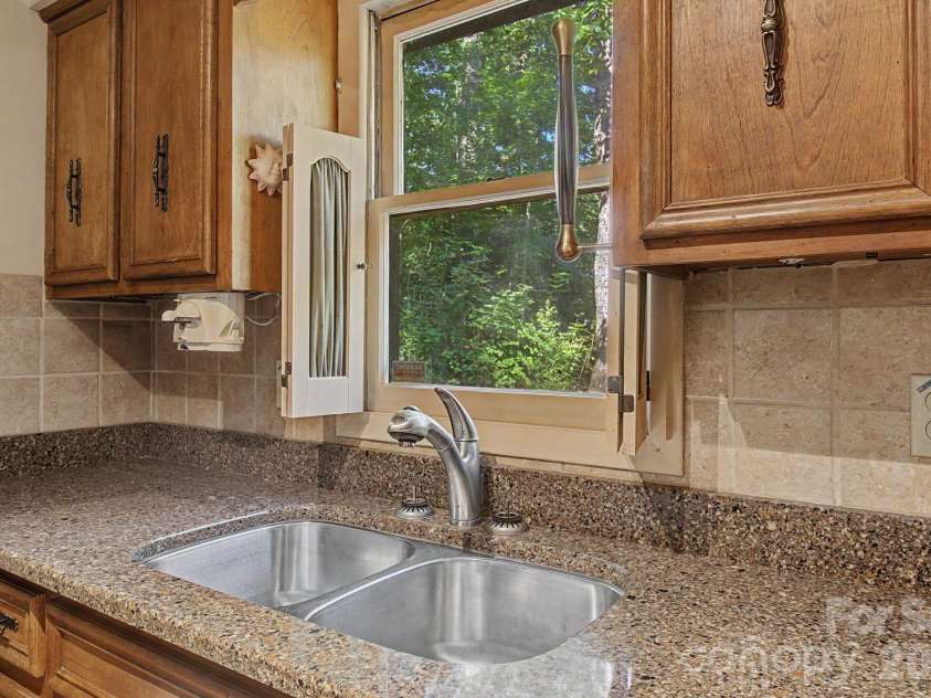 21 Coffey Circle, Asheville, NC 28806.  MLS# CAR4424466, YatesRealty ID 52488. 