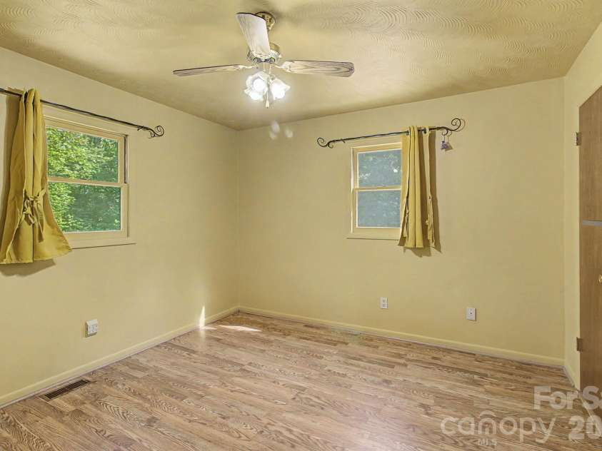 21 Coffey Circle, Asheville, NC 28806.  MLS# CAR4424466, YatesRealty ID 52488. 