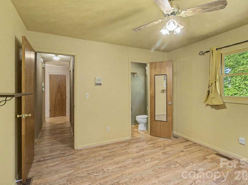 21 Coffey Circle, Asheville, NC 28806.  MLS# CAR4424466, YatesRealty ID 52488. 