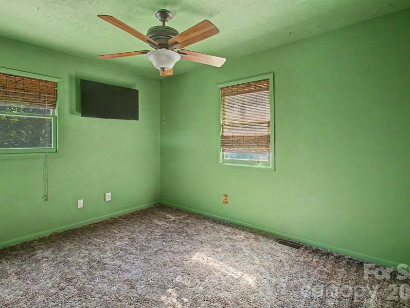 21 Coffey Circle, Asheville, NC 28806.  MLS# CAR4424466, YatesRealty ID 52488. 
