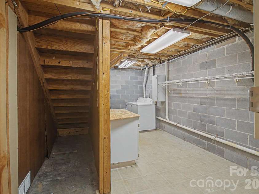 21 Coffey Circle, Asheville, NC 28806.  MLS# CAR4424466, YatesRealty ID 52488. 