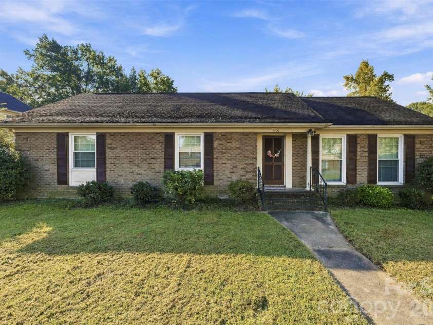 9100 Sandburg Avenue, Charlotte, NC 28213.  MLS# CAR4426781, YatesRealty ID 52489. 
