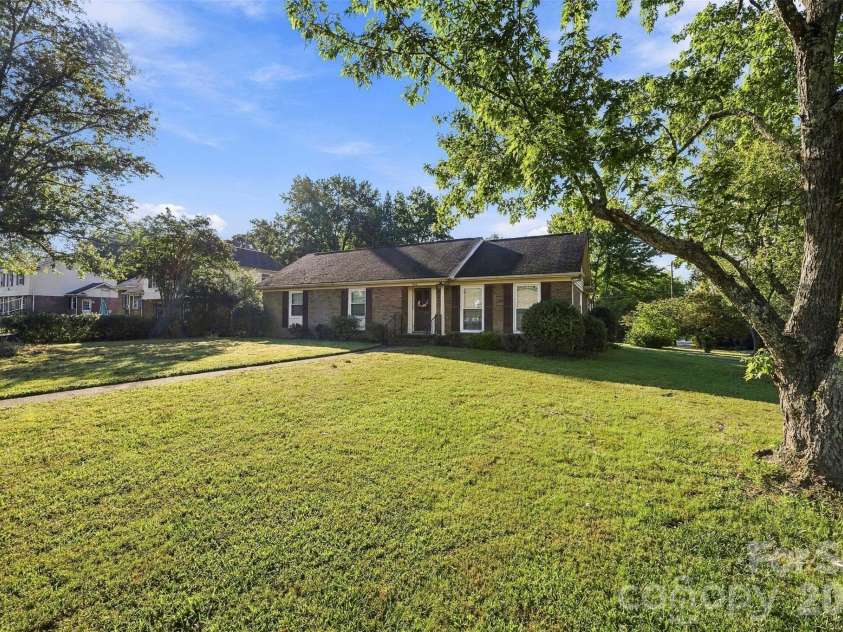 9100 Sandburg Avenue, Charlotte, NC 28213.  MLS# CAR4426781, YatesRealty ID 52489. 