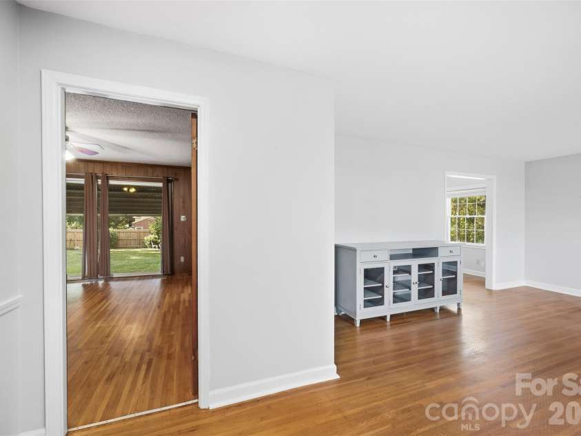9100 Sandburg Avenue, Charlotte, NC 28213.  MLS# CAR4426781, YatesRealty ID 52489. 