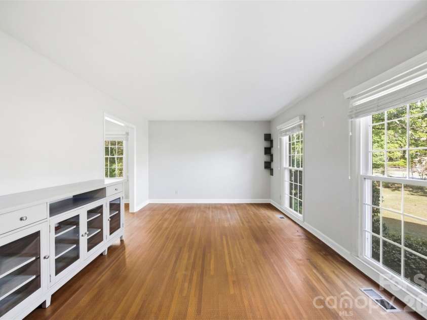 9100 Sandburg Avenue, Charlotte, NC 28213.  MLS# CAR4426781, YatesRealty ID 52489. 