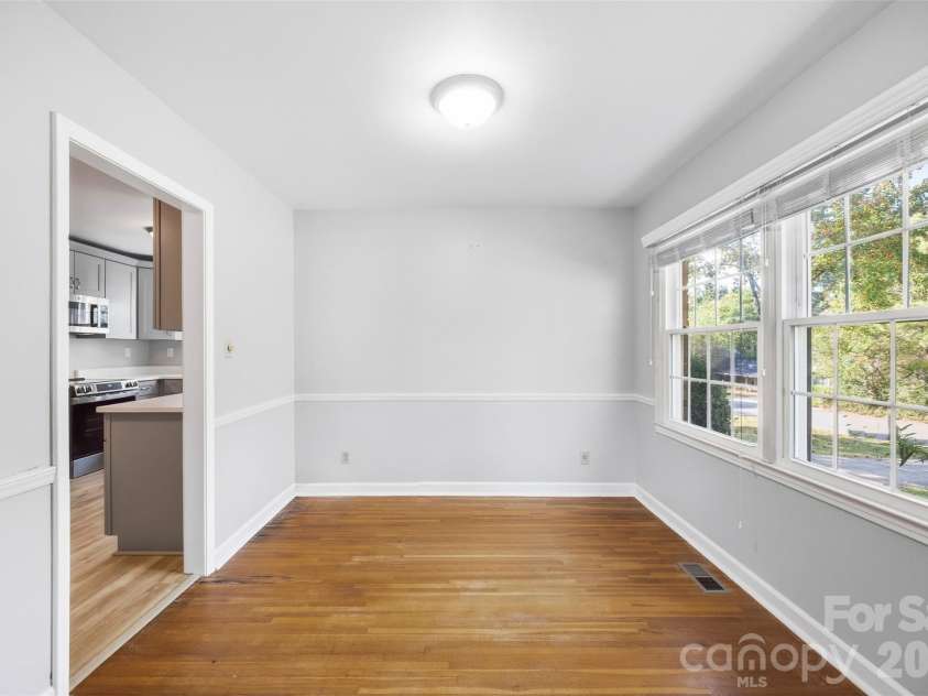 9100 Sandburg Avenue, Charlotte, NC 28213.  MLS# CAR4426781, YatesRealty ID 52489. 