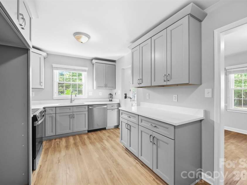 9100 Sandburg Avenue, Charlotte, NC 28213.  MLS# CAR4426781, YatesRealty ID 52489. 