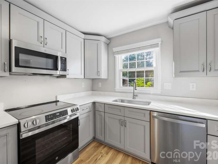 9100 Sandburg Avenue, Charlotte, NC 28213.  MLS# CAR4426781, YatesRealty ID 52489. 