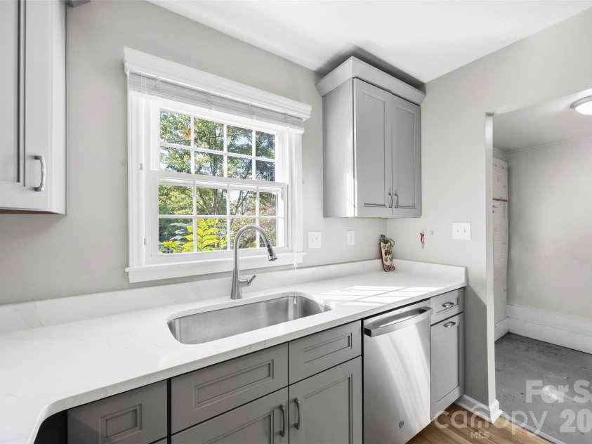 9100 Sandburg Avenue, Charlotte, NC 28213.  MLS# CAR4426781, YatesRealty ID 52489. 
